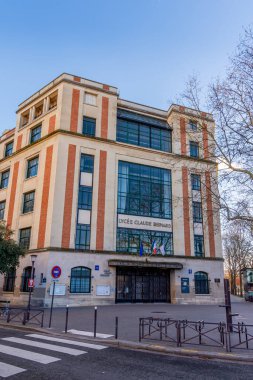 Paris, Fransa - 3 Ocak 2025: Lycee Claude Bernard 'ın dış görünüşü. Lycee Claude Bernard Paris 'te ortaokul, lise ve hazırlık dersleri veren bir okul.