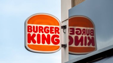 Chatillon, Fransa - 5 Ocak 2025: Burger King Restoran reklam tabelası ve logosu. Burger King (BK), birçok ülkede mevcut olan bir fast food restoran zinciri.