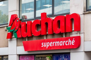 Chatillon, Fransa - 5 Ocak 2025: Auchan süpermarketinin önünde imza ve logo. Auchan uluslararası varlığıyla çok uluslu bir Fransız perakende grubu.