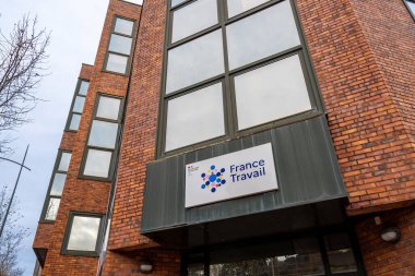 Montrouge, Fransa - 5 Ocak 2025: Fransa Travail Ajansı 'nın dış görünümü. Fransa Travail, eski adıyla Ple işveren, istihdamdan sorumlu Fransız yönetimidir.