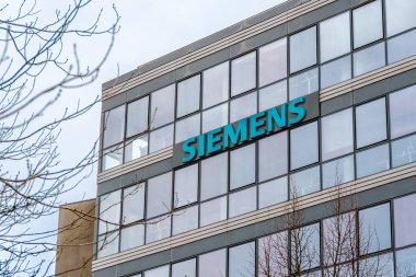 Chatillon, Fransa - 5 Ocak 2025: Siemens Mobility binasının tepesini imzalayın. Siemens enerji, sağlık, sanayi ve inşaat alanında uzmanlaşmış bir Alman mühendislik şirketidir.