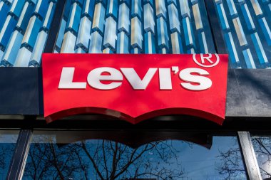 Paris, Fransa - 14 Ocak 2024 Levi 's mağazasının girişinde imza ve logo. Levi Strauss and Co, Levi marka kot pantolonlarıyla dünya çapında tanınan bir Amerikan giyim şirketi.