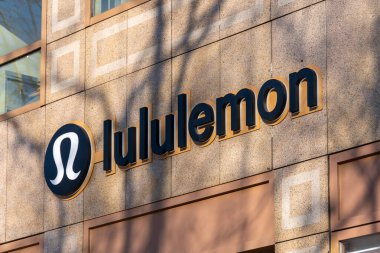 Paris, Fransa - 14 Ocak 2024: Lululemon Athletica mağazasının girişinde imza ve logo. Lululemon Athletica, diğer adıyla Lululemon, Kanadalı spor kıyafetleri ve yoga ekipmanları üzerine uzmanlaşmış bir şirket.