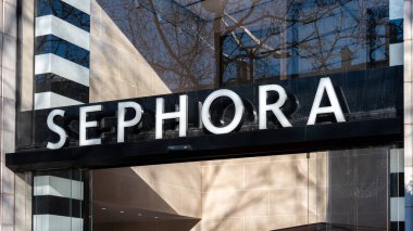 Paris, Fransa - 14 Ocak 2024 Sephora butiğinin girişinde imza ve logo. Sephora, Fransız parfüm ve kozmetik mağazaları zinciri.
