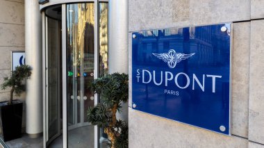 Paris, Fransa - 27 Ocak 2025: S.T. merkezinin bulunduğu binanın girişini imzalayın. Dupont. S.T. Dupont lüks aksesuarlarda uzmanlaşmış bir Fransız şirketi.
