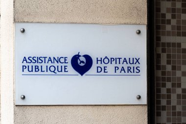 Paris, Fransa - 27 Ocak 2025: Ile-de-France bölgesinde bir kamu sağlık kuruluşunun girişinde Hopitaux de Paris (AP-HP) logosu