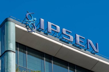 Boulogne-Billancourt, Fransa - 1 Şubat 2025: Ipsen genel merkezinde imza ve logo. Ipsen onkoloji, nadir hastalıklar ve nörobilime odaklı bir Fransız biyofarmasötik şirketi.