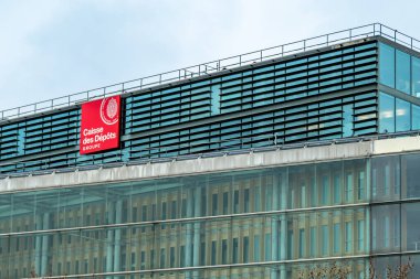 Paris, Fransa - 7 Şubat 2025: Caisse des Depots et Consignation (CDC) grubunun bir binası, Fransız kamu finans kurumu 1816 yılında kuruldu