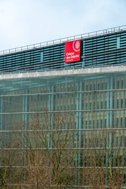 Paris, Fransa - 7 Şubat 2025: Caisse des Depots et Consignation (CDC) grubunun bir binası, Fransız kamu finans kurumu 1816 yılında kuruldu
