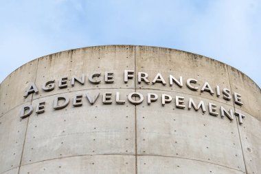 Paris, Fransa - 8 Şubat 2025: Yoksullukla mücadeleden ve sürdürülebilir kalkınmayı desteklemekten sorumlu bir Fransız kamu finans kurumu olan Fransız Kalkınma Ajansı 'nın (AFD) genel merkezini imzalayın