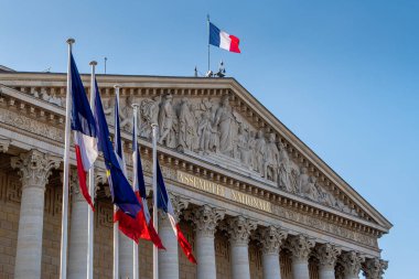 Paris, Fransa - 14 Şubat 2025: Ulusal Meclis binasının bayrakları ve cephesi (Millet Meclisi), nam-ı diğer Palais Bourbon veya milletvekilleri meclisi, Fransız parlamentosundaki seçilmiş temsilciler