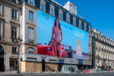 Paris, Fransa - 14 Şubat 2025: Büyük reklam panosu Audace, Rochas 'ın yeni kokusu, bir Fransız parfümü ve moda evi, bir Paris binasının ön cephesindeki iskelenin üzerinde