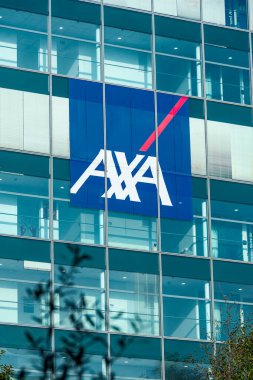 Nanterre, Fransa - 17 Şubat 2025: Paris La Savunma İş Bölgesi 'ndeki Axa karargahının ön cephesinde imza ve logo. Axa, Fransız bir uluslararası sigorta ve varlık yönetimi grubudur.