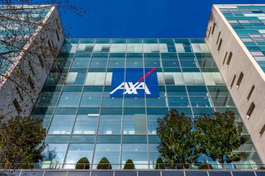 Nanterre, Fransa - 17 Şubat 2025: Paris La Defense iş bölgesindeki Axa merkez binasının cephesi. Axa, Fransız bir uluslararası sigorta ve varlık yönetimi grubudur.