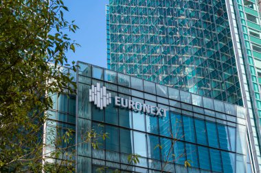 Courbevoie, Fransa - 17 Şubat 2025: Paris La Defense iş bölgesindeki Euronext binasının dış görünüşü. Euronext, Avro Bölgesi 'nin ana borsası