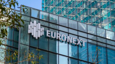 Courbevoie, Fransa - 17 Şubat 2025: Paris La Defense iş bölgesindeki Euronext binasının imza ve logosu. Euronext, Avro Bölgesi 'nin ana borsası