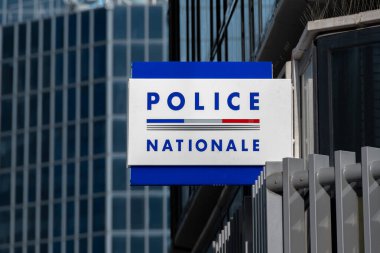 Courbevoie, Fransa - 17 Şubat 2025: 'POLİS NATIONALE' bir polis karakolu tabelasında Fransızca yazılmış. Fransa 'da suç, soruşturma ve polis müdahalesi kavramları