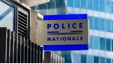 Courbevoie, Fransa - 17 Şubat 2025: 'POLİS NATIONALE' bir polis karakolu tabelasında Fransızca yazılmış. Fransa 'da suç, soruşturma ve polis müdahalesi kavramları