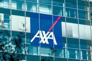 Nanterre, Fransa - 17 Şubat 2025: Paris La Savunma İş Bölgesi 'ndeki Axa karargahının ön cephesinde imza ve logo. Axa, Fransız bir uluslararası sigorta ve varlık yönetimi grubudur.