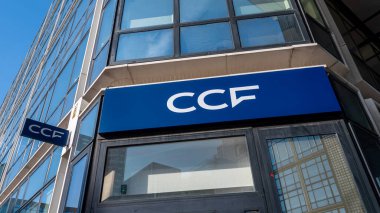 Courbevoie, Fransa - 17 Şubat 2025: Credit Commercial de France 'ın (CCF) bir banka şubesinin dış görünümü. CCF, daha önce Fransa 'da HSBC markası altında faaliyet gösteren bir Fransız bankası.