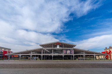 Paris, Fransa - 4 Mart 2025: Eski Paris mezbahalarından bir bina olan Grande Halle de la Villette 'in dış görünüşü, şimdi kültürel etkinlikler, ticaret fuarları ve fuarlara ev sahipliği yapıyor.
