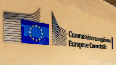 Brüksel, Belçika - 8 Mart 2025: Avrupa Komisyonu genel merkezi Berlaymont binasının girişinde imza ve logo. Avrupa Komisyonu, Avrupa Birliği 'nin (AB) başlıca kurumlarından biridir.)
