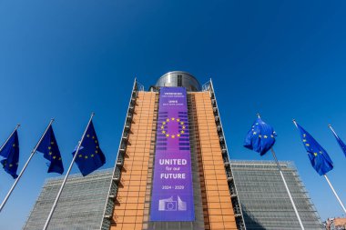 Brüksel, Belçika - 8 Mart 2025: Berlaymont binasının dış görünüşü, Avrupa Komisyonu karargahı. Avrupa Komisyonu, Avrupa Birliği 'nin (AB) başlıca kurumlarından biridir.)