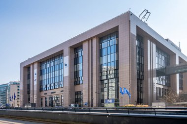Brüksel, Belçika - 8 Mart 2025: Justus Lipsius binasının dış görünümü, Avrupa Birliği Konseyi (AB) karargahı ve Avrupa Konseyi Genel Sekreterliği