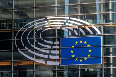 Brüksel, Belçika - 8 Mart 2025: Avrupa Parlamentosu cephesinde imza ve logo. Avrupa Parlamentosu, Avrupa Birliği 'nin doğrudan vatandaşlar tarafından seçilen parlamento kurumudur.