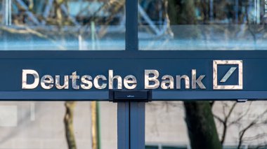 Brüksel, Belçika - 8 Mart 2025: Bir Deutsche Bank şubesinin cephesinde imza ve logo. Deutsche Bank en büyük Alman bankasıdır.