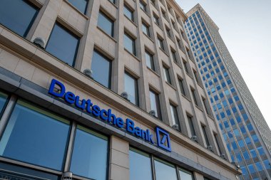 Brüksel, Belçika - 8 Mart 2025: Bir Deutsche Bank şubesinin dış görünümü. Deutsche Bank en büyük Alman bankasıdır.