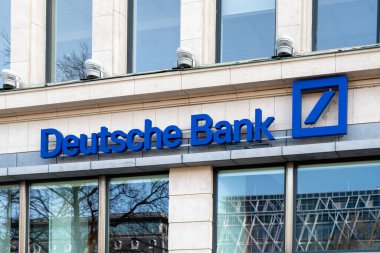 Brüksel, Belçika - 8 Mart 2025: Bir Deutsche Bank şubesinin cephesinde imza ve logo. Deutsche Bank en büyük Alman bankasıdır.