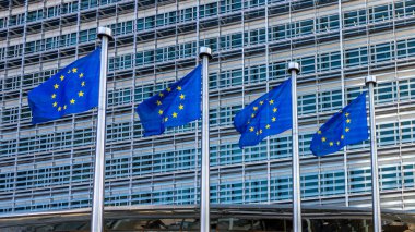 Avrupa Birliği 'nin (AB) dört bayrağı, Avrupa Komisyonu' nun Brüksel, Belçika merkezindeki Berlaymont binasına karşı dalgalanan sembolleri