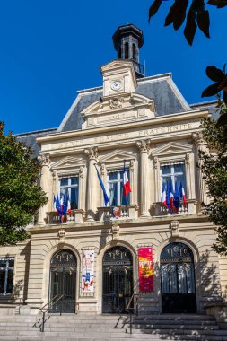 Clichy, Fransa - 20 Mart 2025: Fransa 'nın Ile-de-France bölgesinde Hauts-de-Seine bölgesinde yer alan bir Fransız komünü olan Clichy belediye binasının dış görünüşü