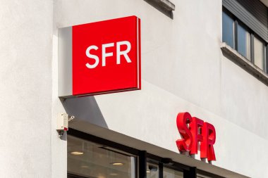 Asnieres-sur-Seine, Fransa - 20 Mart 2025: bir SFR mağazasında imza ve logo. Societe Francaise du Radiotelephone, diğer adıyla SFR, Fransız telekom operatörü ve Altice grubunun yan kuruluşu.