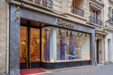 Paris, Fransa - 24 Mart 2025: Repetto butiğinin dış görünüşü. Repetto bir Fransız dans ayakkabısı, moda ve aksesuar markasıdır.