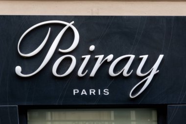 Paris, Fransa - 24 Mart 2025: Gail Paris bir Fransız mücevheri ve lüks bir saat yapma evi.