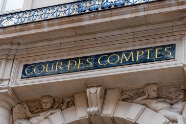Paris, Fransa - 24 Mart 2025: Devlet ve kamu idarelerinin hesaplarını izleme ve denetlemekten sorumlu bir Fransız mahkemesi olan Cour des Comptes 'in girişini imzalayın