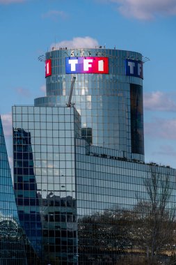 Boulogne-Billancourt, Fransa - 29 Mart 2025: TF1 kulesinin uzak görüntüsü, Fransa 'nın önde gelen ulusal televizyon kanalı TF1 olarak bilinen Fransız Televizyonu' nun genel merkezi