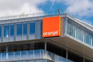Issy-les-Moulineaux, Fransa - 29 Mart 2025: Turuncu karargahta imza ve logo. Orange, Fransız çokuluslu telekomünikasyon şirketidir.
