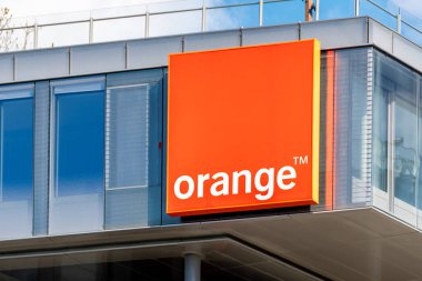 Issy-les-Moulineaux, Fransa - 29 Mart 2025: Turuncu karargahta imza ve logo. Orange, Fransız çokuluslu telekomünikasyon şirketidir.