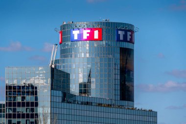 Boulogne-Billancourt, Fransa - 29 Mart 2025: TF1 kulesinin uzak görüntüsü, Fransa 'nın önde gelen ulusal televizyon kanalı TF1 olarak bilinen Fransız Televizyonu' nun genel merkezi