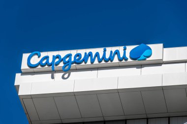 Issy-les-Moulineaux, Fransa - 29 Mart 2025 Capgemini Fransa karargahında imza ve logo. Capgemini, Fransız çokuluslu bilgi teknolojisi (IT) hizmetleri ve danışmanlık şirketidir.