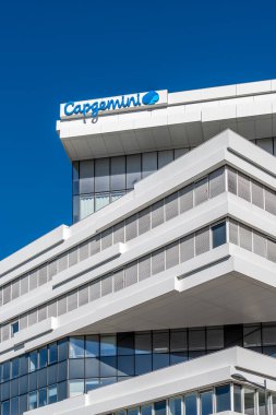 Issy-les-Moulineaux, Fransa - 29 Mart 2025: Capgemini Fransa karargahı cephesi. Capgemini, Fransız çokuluslu bilgi teknolojisi (IT) hizmetleri ve danışmanlık şirketidir.