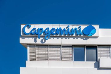 Issy-les-Moulineaux, Fransa - 29 Mart 2025 Capgemini Fransa karargahında imza ve logo. Capgemini, Fransız çokuluslu bilgi teknolojisi (IT) hizmetleri ve danışmanlık şirketidir.