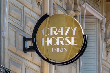 Paris, Fransa - 4 Nisan 2025: Çılgın At işareti ve logosu. Crazy Horse (Çılgın At Salonu), Fransa 'nın başkenti Paris' in Şanzelize bölgesinde yer alan bir kabaredir.