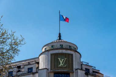 Paris, Fransa - 4 Nisan 2025: Paris 'te Champs-Elysees Bulvarı' ndaki Louis Vuitton bayrak gemisi mağazasının tepesine yakın çekim. Louis Vuitton, Fransız lüks bir deri eşya ve moda evi.
