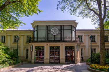 Paris, Fransa - 4 Nisan 2025: Rond-Point Tiyatrosu 'nun dış görünüşü. Du Rond-Point Tiyatrosu, Şanzelize yakınlarında yer alan bir Paris tiyatrosudur.