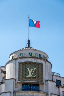Paris, Fransa - 4 Nisan 2025: Paris 'te Champs-Elysees Bulvarı' ndaki Louis Vuitton bayrak gemisi mağazasının tepesine yakın çekim. Louis Vuitton, Fransız lüks bir deri eşya ve moda evi.
