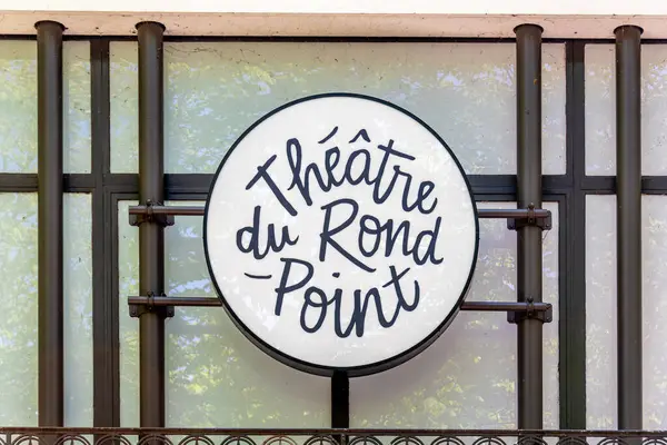 Paris, Fransa - 4 Nisan 2025 Rond-Point Tiyatrosu 'nun imza ve logosu. Du Rond-Point Tiyatrosu, Şanzelize yakınlarında yer alan bir Paris tiyatrosudur.